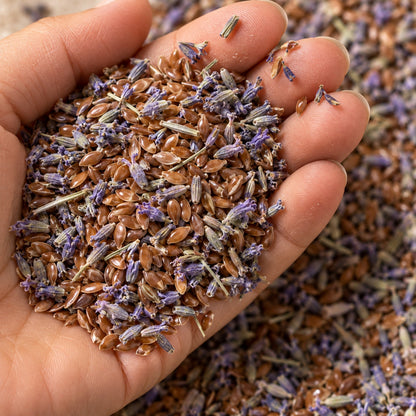 Sementes de linhaça e flores secas de lavanda usadas no enchimento