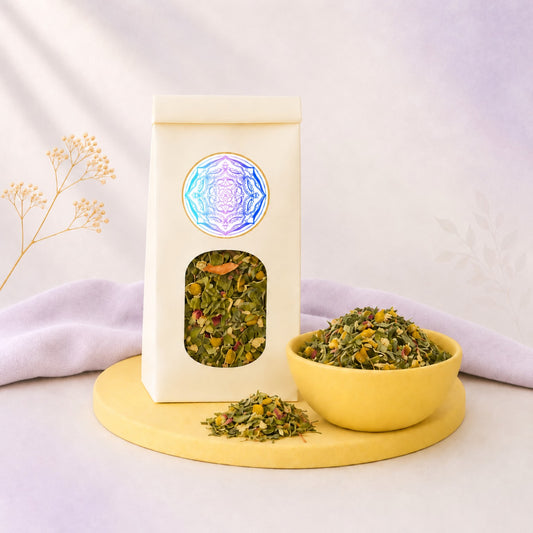 Embalagem da infusão Sonho Tranquilo com mistura de ervas e flores sobre fundo lilás claro